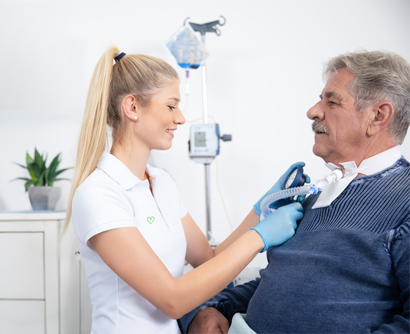 Das Bild symbolisiert die professionelle und einfühlsame Tracheostomaversorgung durch das kompetente Team von VIVISOL Intensivservice. Es steht für Sicherheit und eine verbesserte Lebensqualität der Patienten.