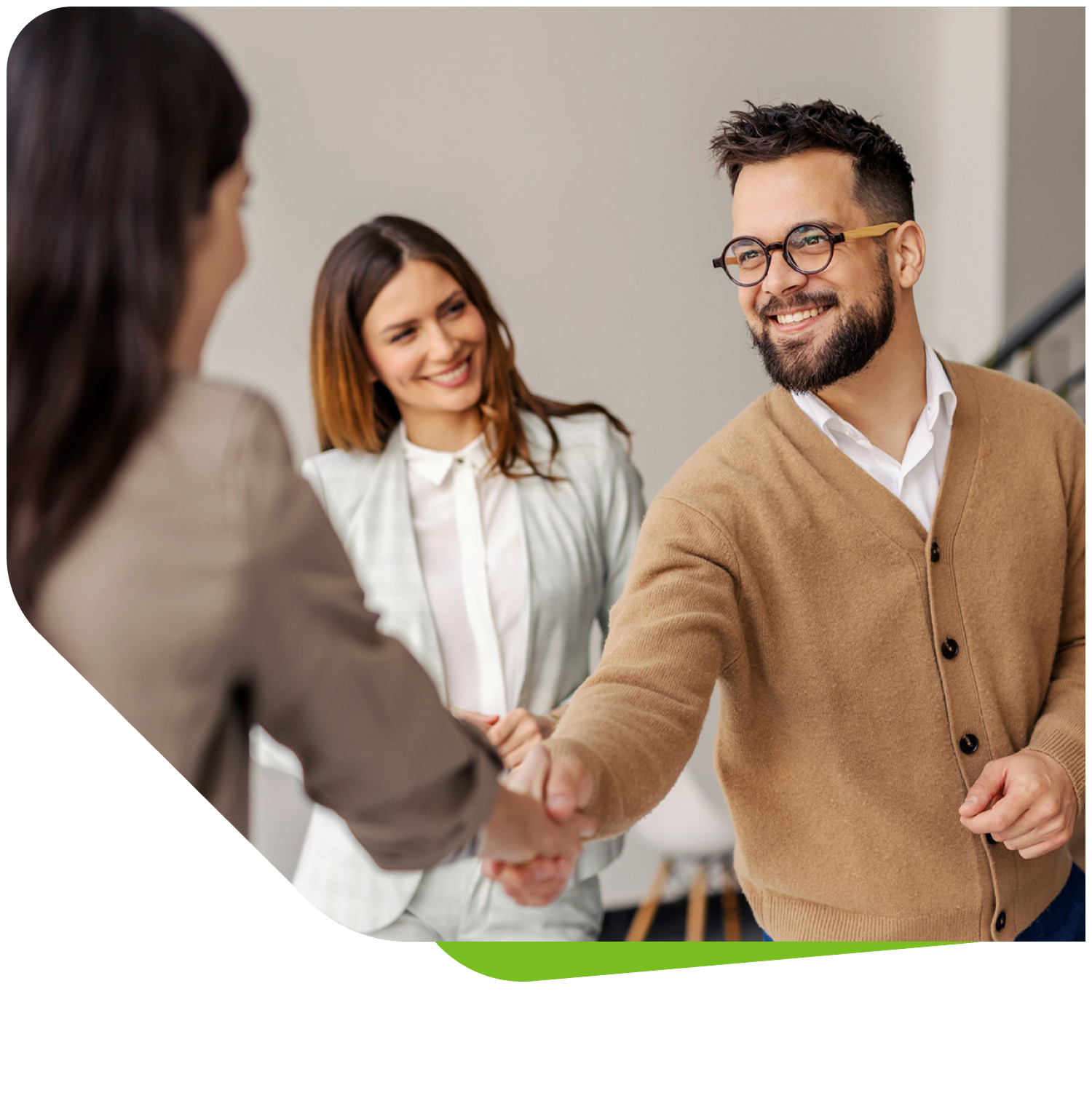 Das Bild zeigt die teamorientierte und freundliche Atmosphäre bei VIVISOL Intensivservice. Ein neues Mitglied wird von den Kollegen begrüßt, um gemeinsam die Mission der Patientenversorgung zu leben.